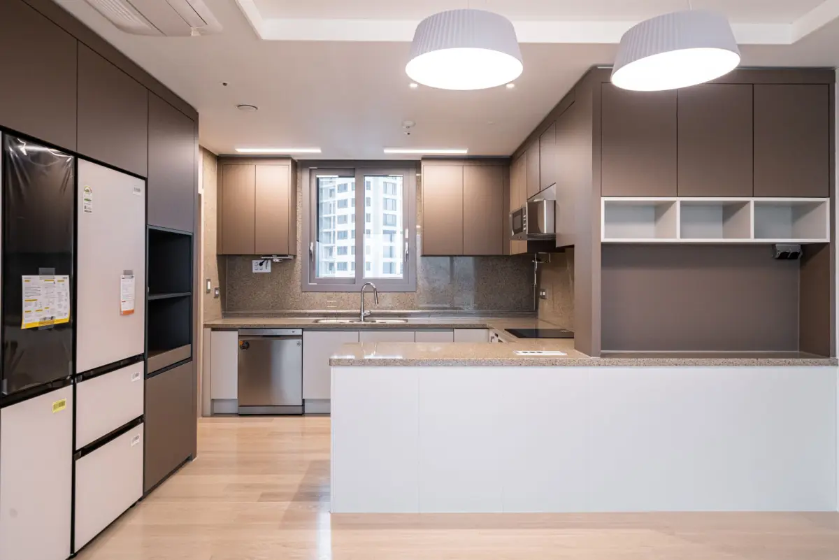 모카브라운 ㄷ자형 빌트인 주방 인테리어